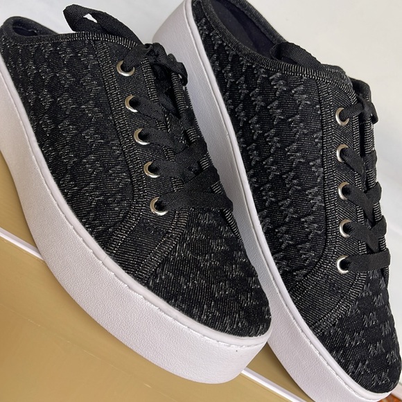 Michael Kors POPPY SLIDE SNEAKER MK DEBOSSED WASHED DENIM
49T4POFP3D Platforms - Picture 8 of 16